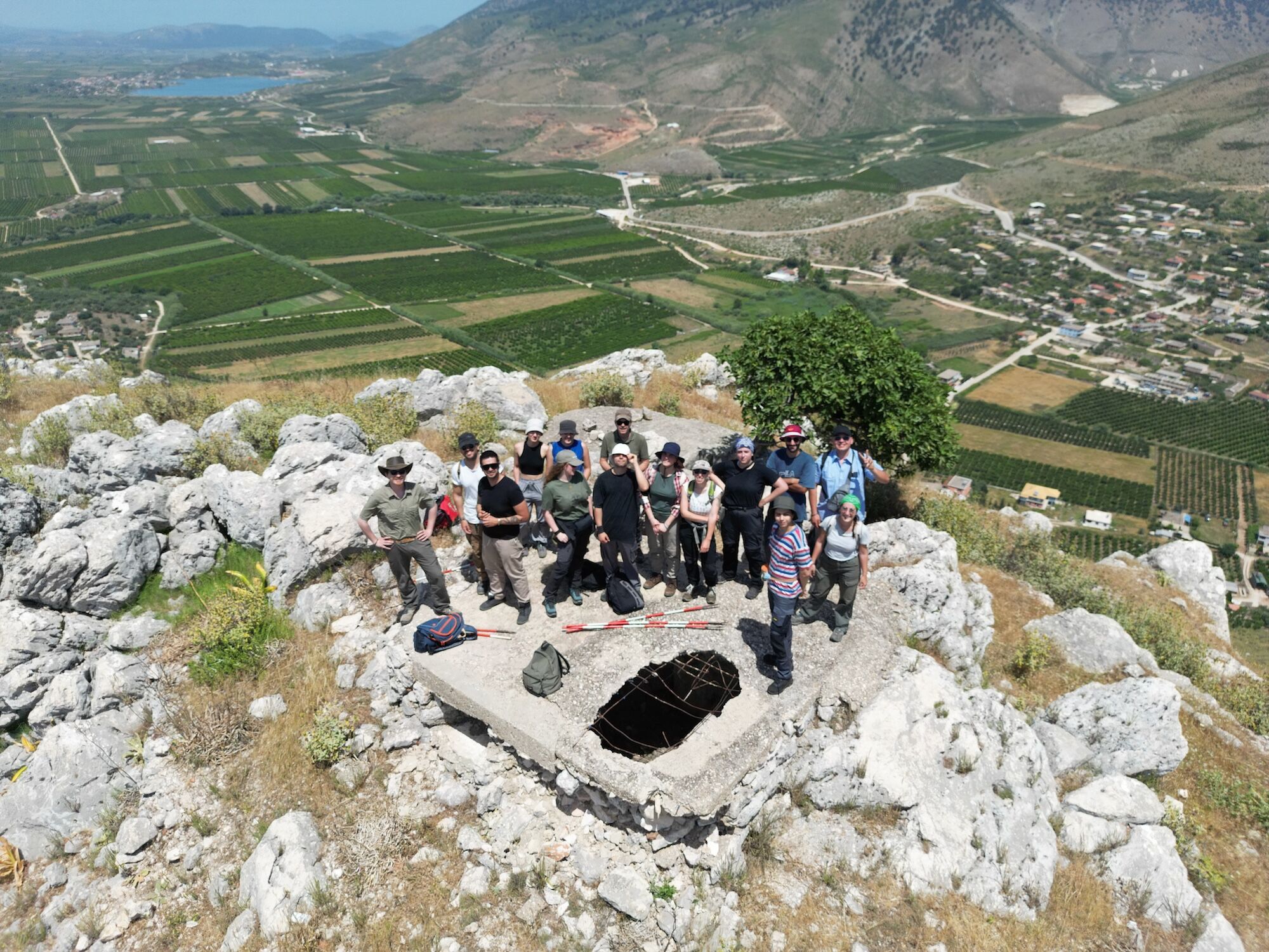 2024. Foto di gruppo sulla sommità della collina